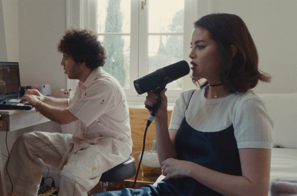 Selena Gomez e Benny Blanco falaram sobre o título do novo álbum "I Said I Love You First" em um curta-metragem lançado na quinta-feira (15 de maio). (Foto: Reprodução)