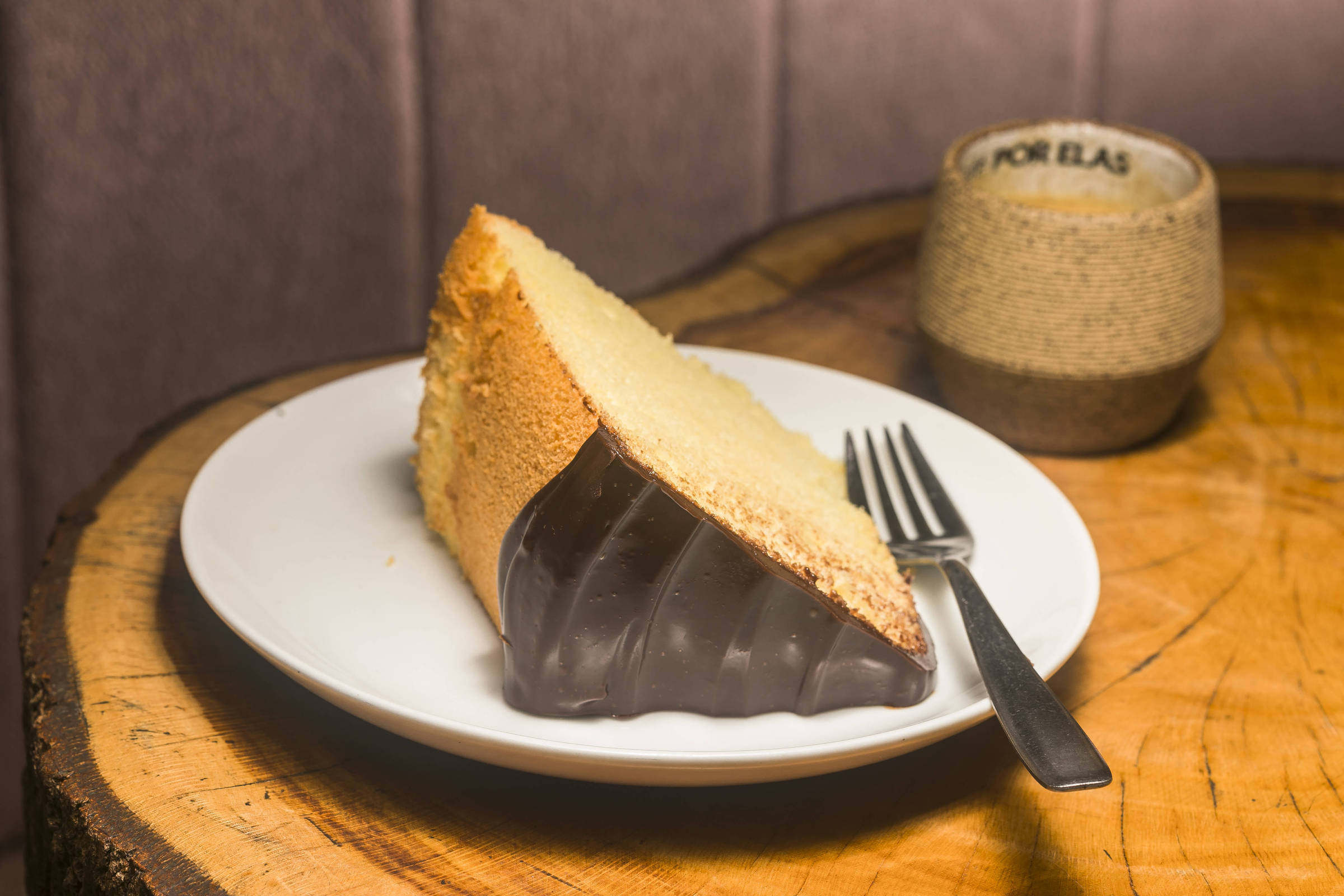 Bolo chiffon de laranja com cobertura de ganache de chocolate da Fioca (Foto: Reprodução)