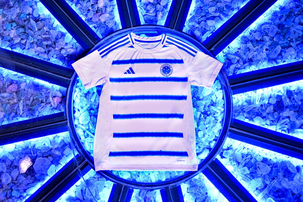 Cruzeiro apresenta nova camisa em homenagem aos 60 anos do hino do clube