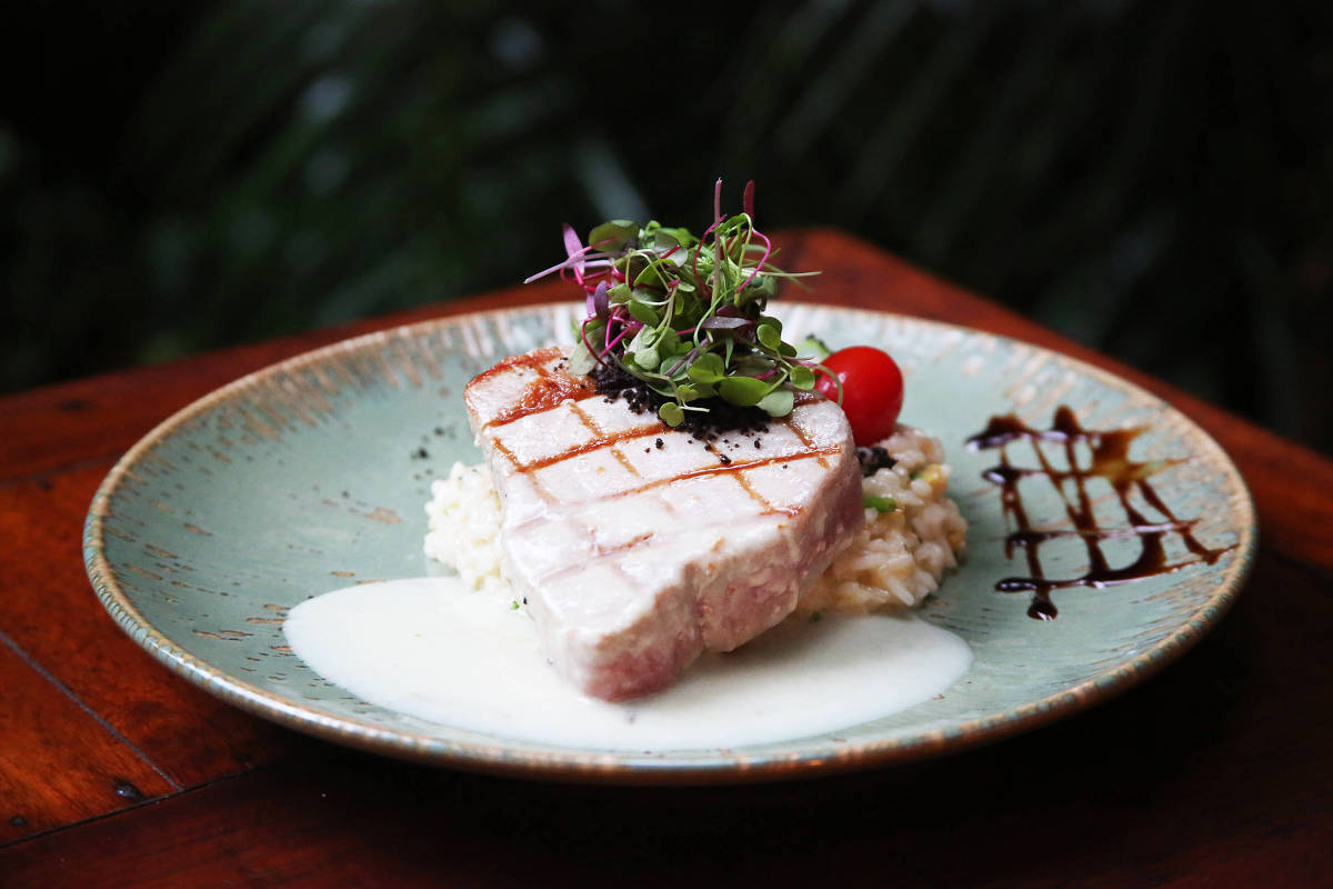 Filé de atum grelhado na crosta de azeitonas e ervas do bar restaurante Pá de Manga (Foto: Wil Pimentel/Divulgação)