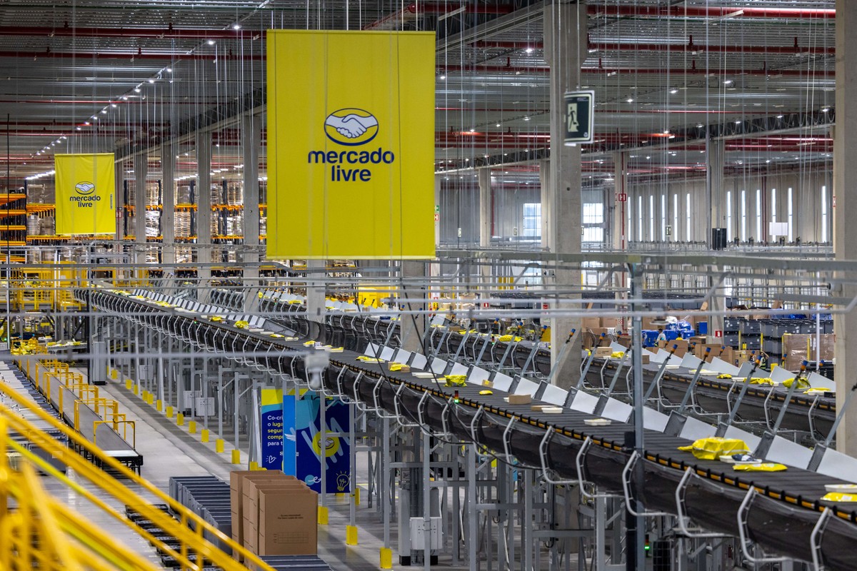 Produtos embalados se movem em esteiras transportadoras no centro de distribuição do Mercado Livre em São Paulo (Foto: Jonne Roriz/Bloomberg)