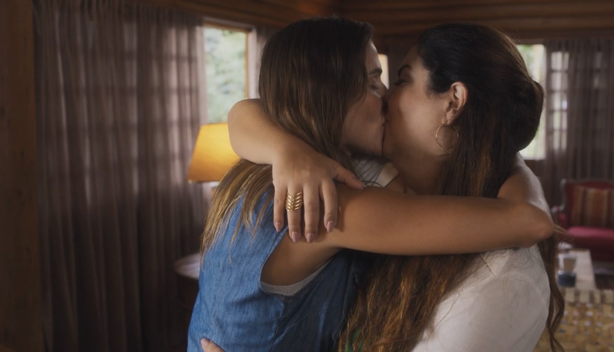 'Rensga hits!' traz romance entre personagens de Deborah Secco e Fabiana Karla