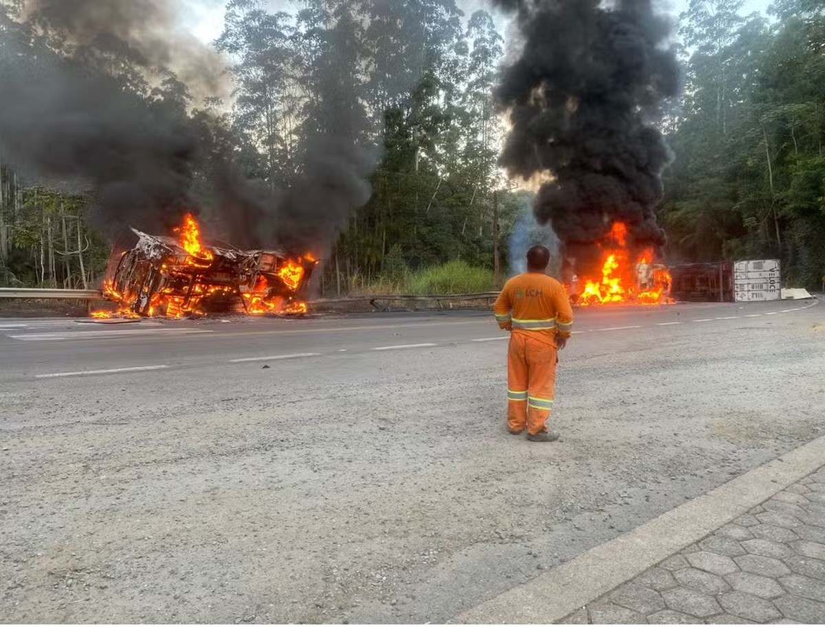 Veículos pegaram fogo após acidente na BR-280, na Serra de Corupá (SC). (Foto: Reprodução)
