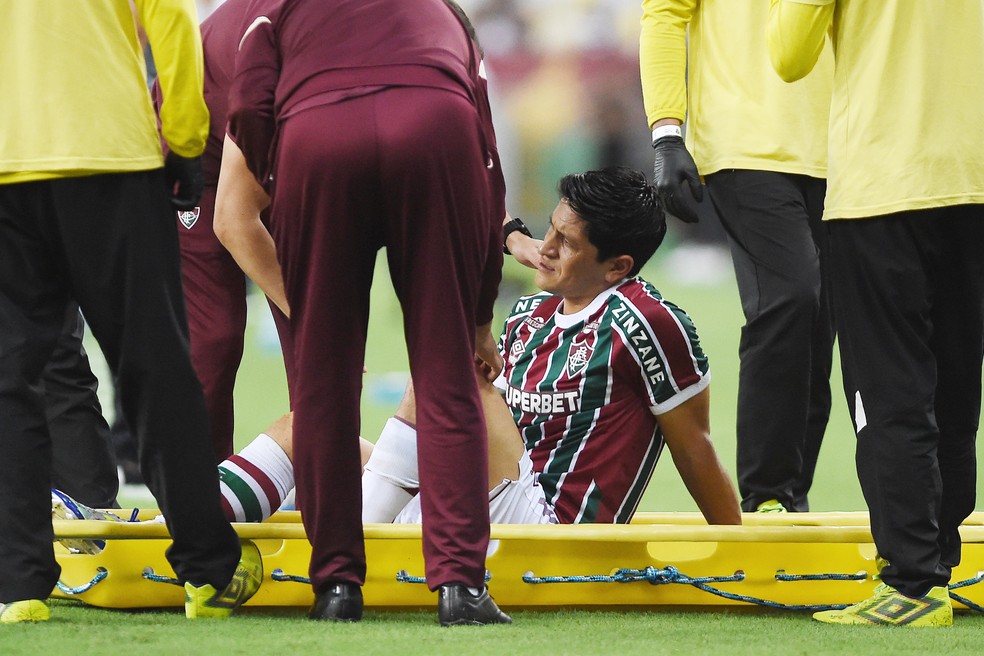 Cano deve ficar fora do Fluminense por até um mês e meio devido a lesão no joelho