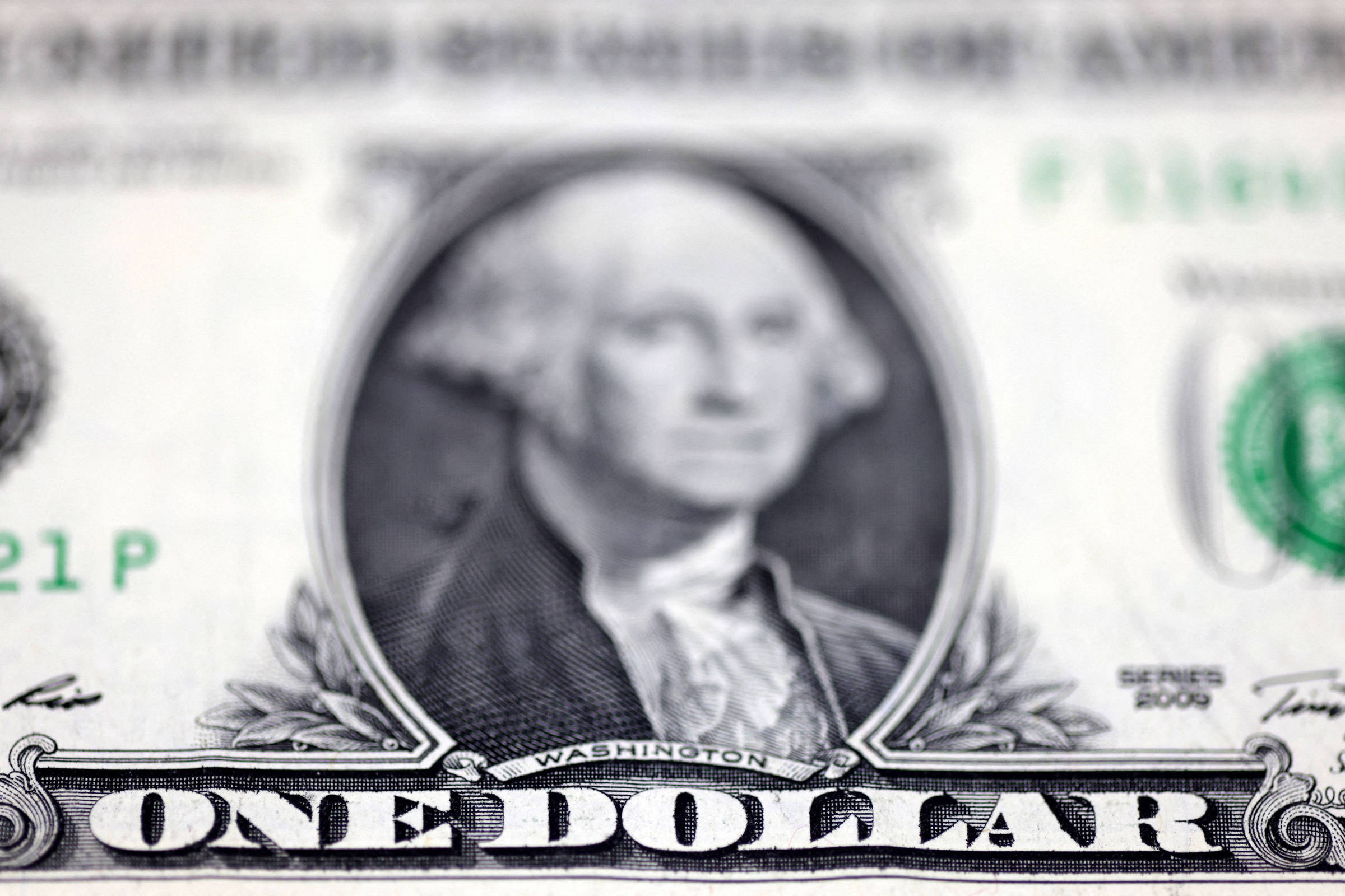Bolsa supera 140 mil pontos pela primeira vez e dólar se valoriza com foco na economia dos EUA