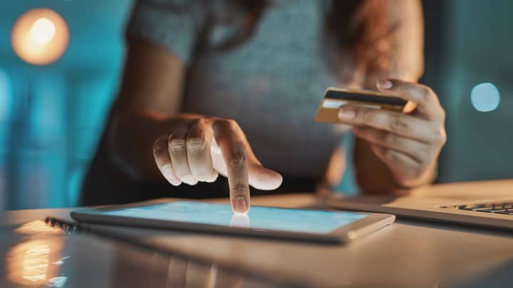 Klarna amplia serviços com lançamento de cartão de débito e enfrenta críticas sobre BNPL