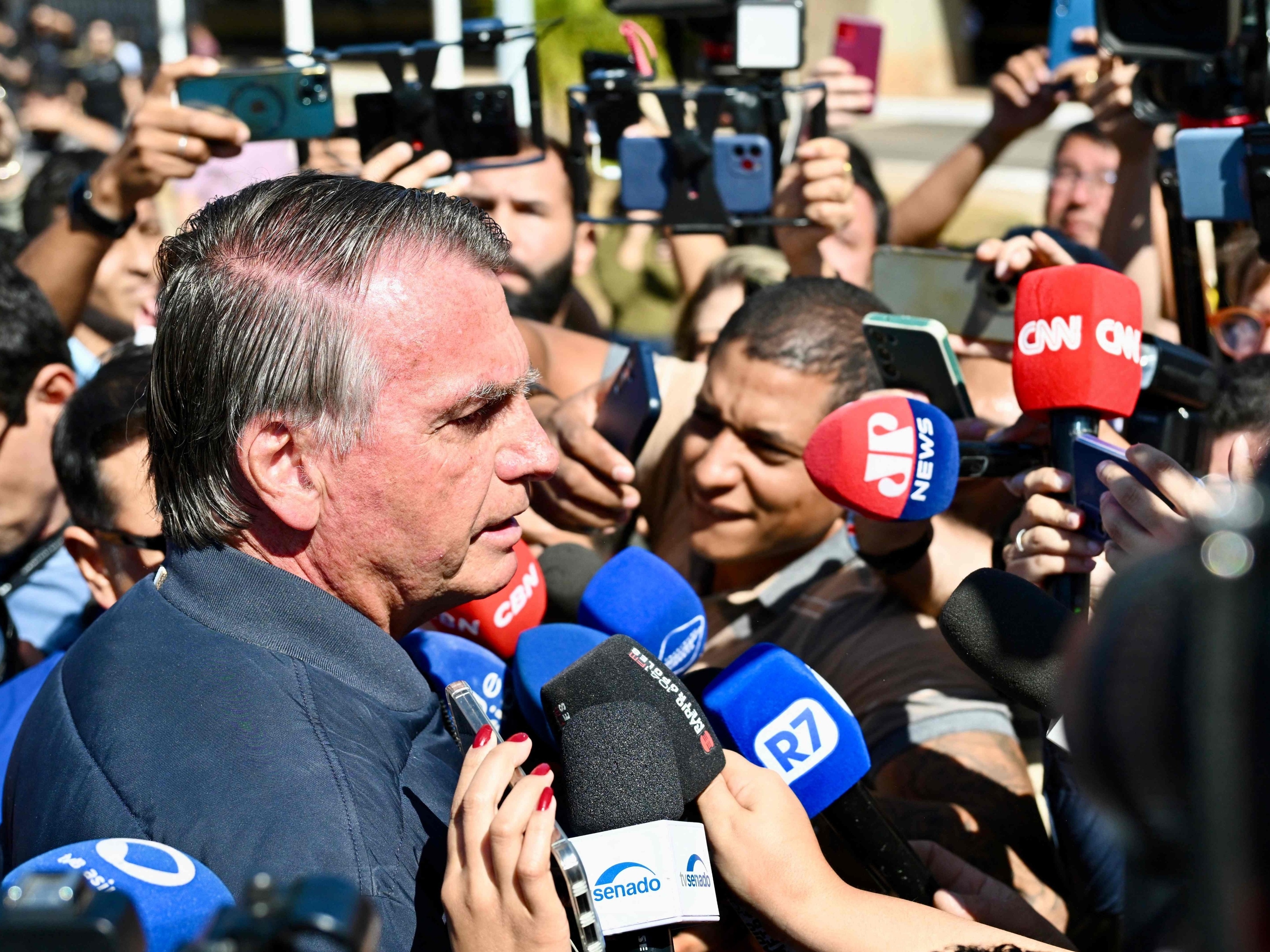 Bolsonaro afirma que não tinha conhecimento sobre pen drive e consultará Michelle