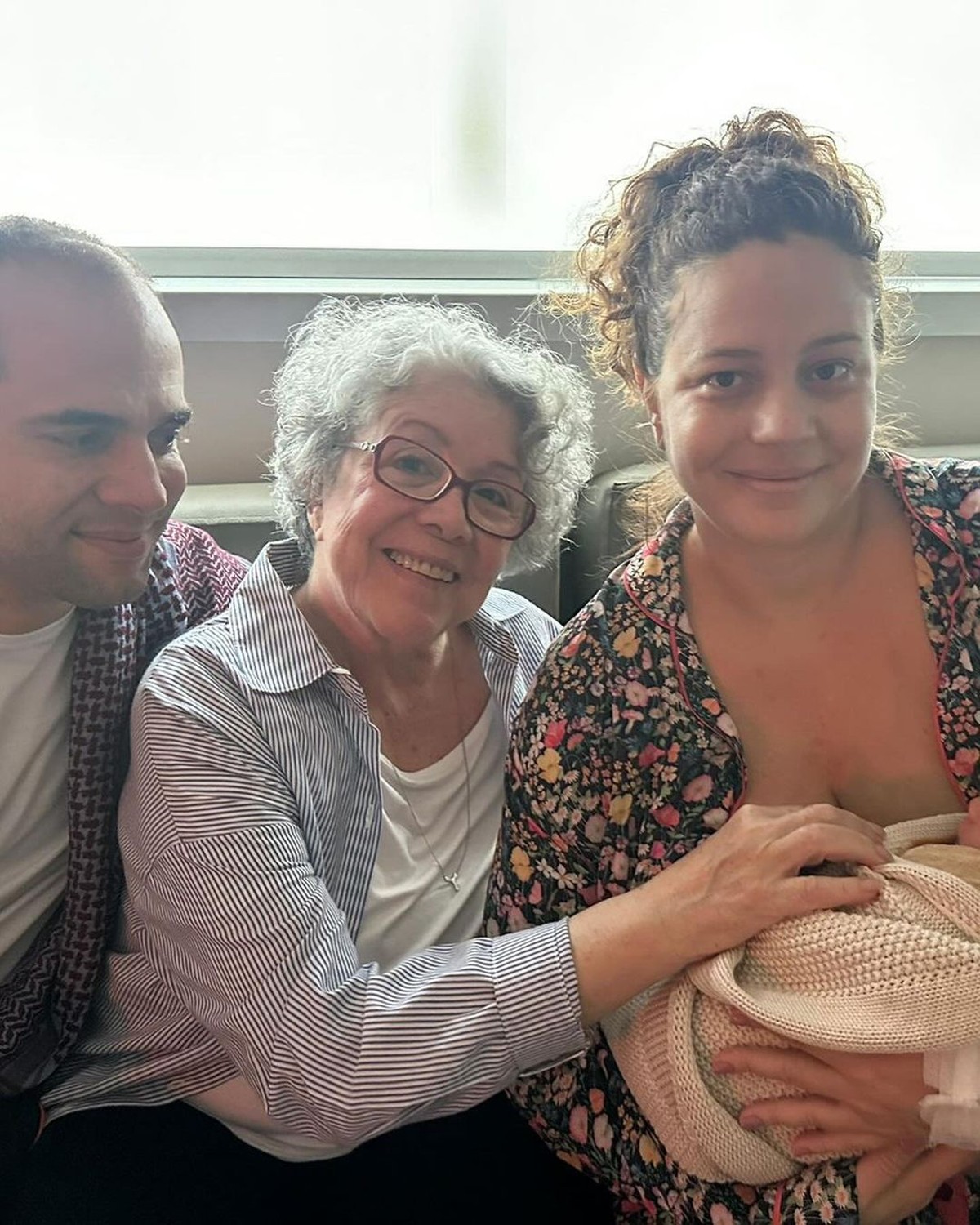Leandra Leal com o filho, recém-nascido, o marido, Guilherme Burgos, e a mãe, a atriz Angela Leal (Foto: Reprodução/Instagram)
