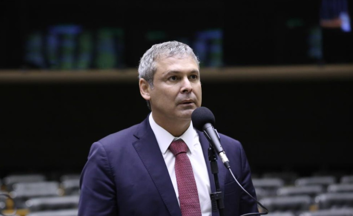 PT pede prisão de Eduardo Bolsonaro por ameaça a Moraes e ataque à soberania nacional