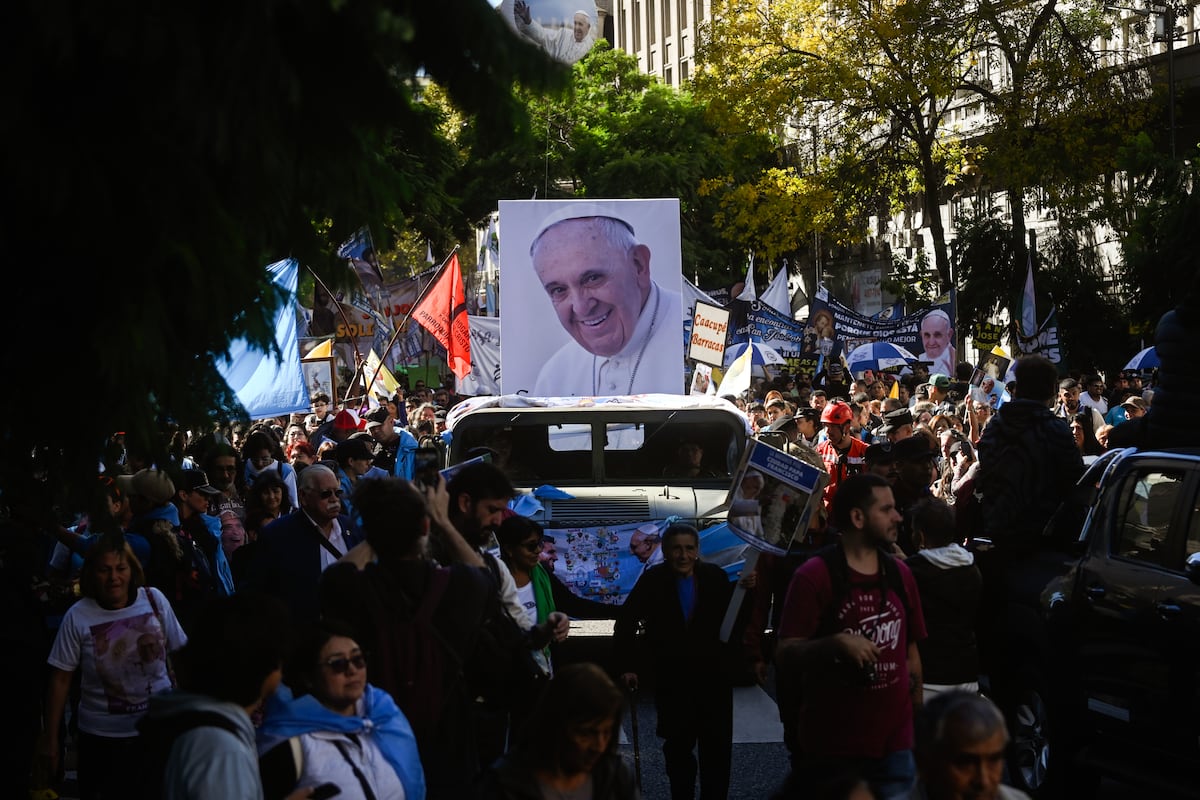Fieles participam de uma peregrinação por distintos pontos da cidade de Buenos Aires, no dia do funeral do Papa Francisco, em 26 de abril de 2025. (Foto: MARIANA NEDELCU)
