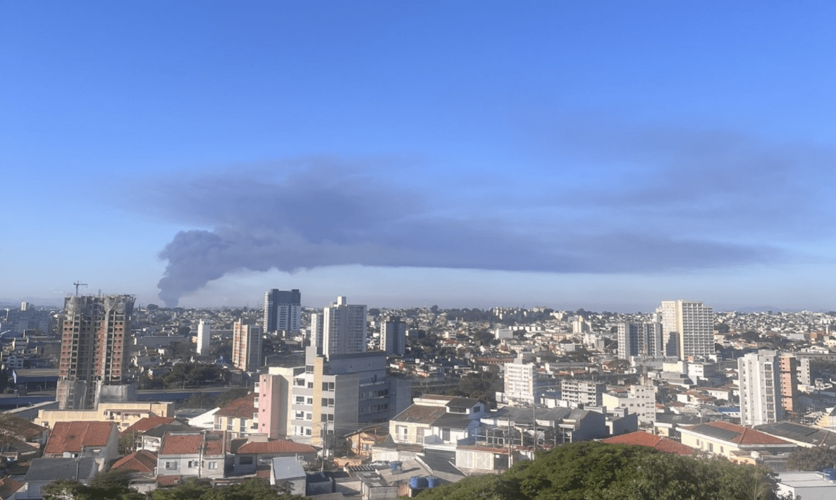 Incêndio destrói fábrica de embalagens em Guarulhos e mobiliza bombeiros
