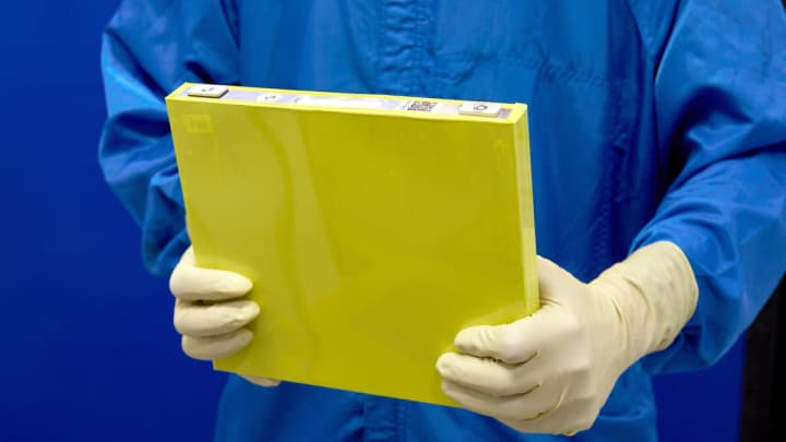 Técnico de bateria da General Motors, Steven Petty Jr. foca em alinhar eletrodos em uma amostra de ânodo para uma célula de bateria LMR (Lithium Metal Rechargeable) em desenvolvimento. (Foto: Steve Fecht para General Motors)