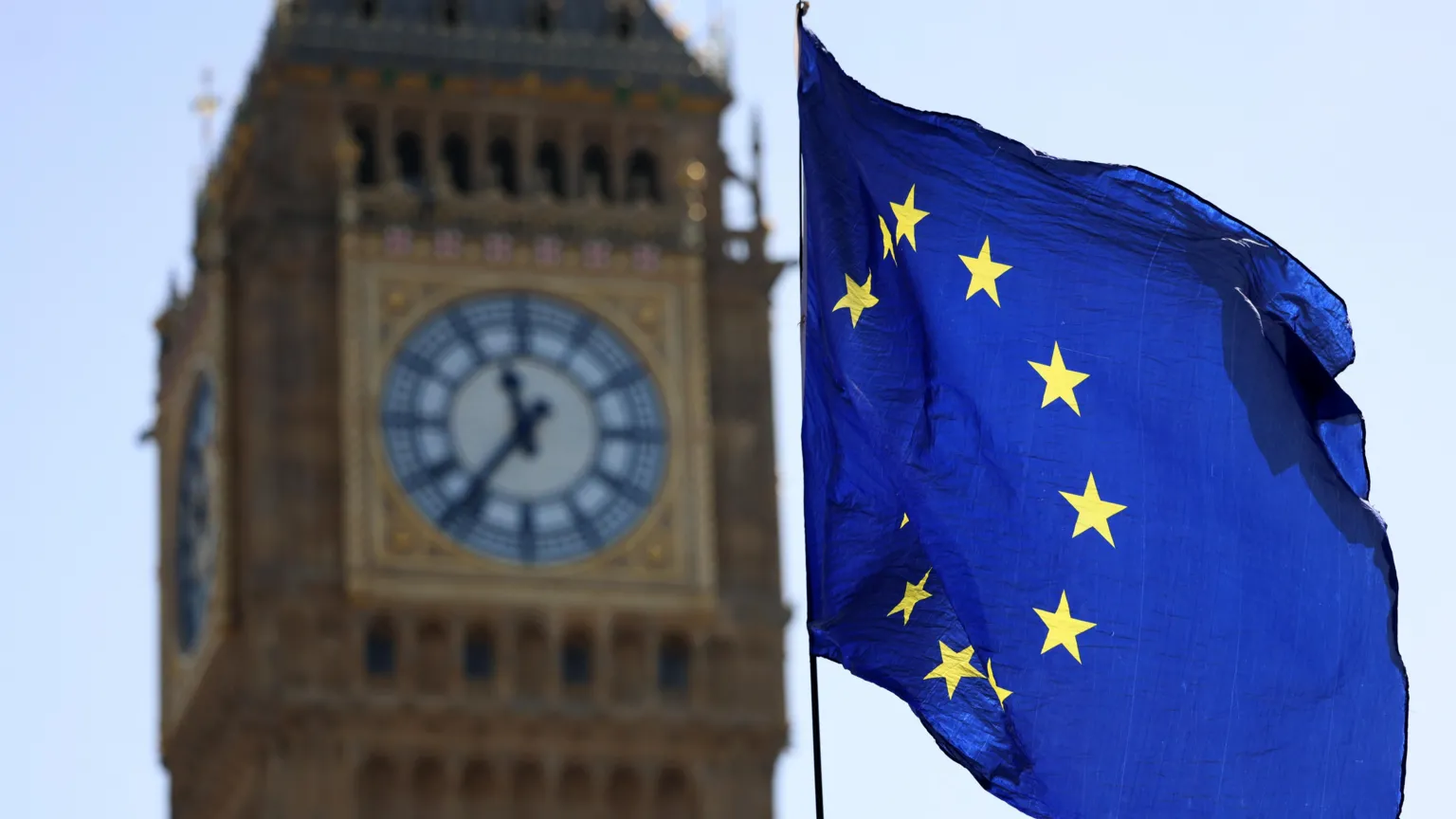 Reino Unido e União Europeia buscam acordo no contexto do Brexit