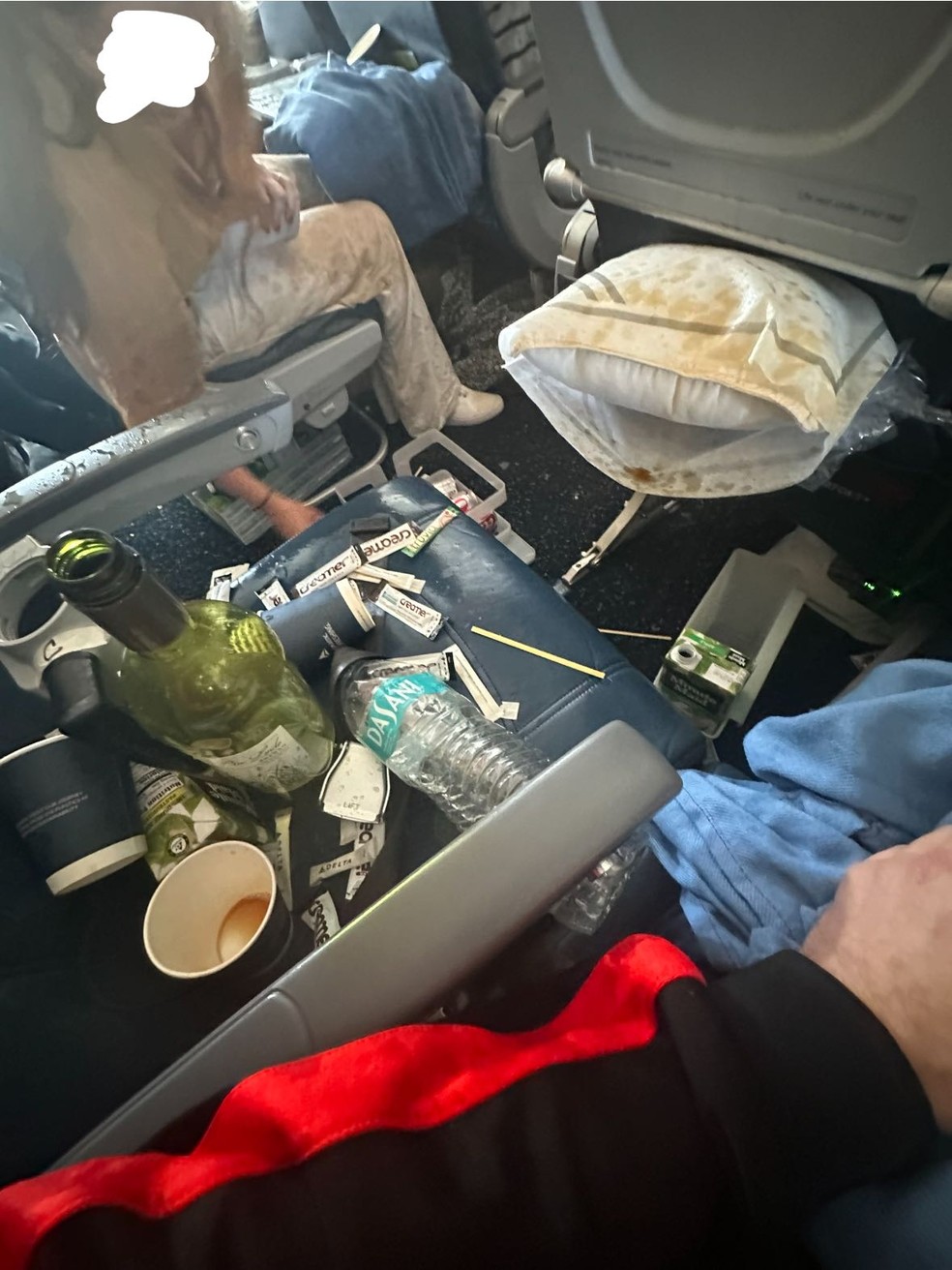 Turbulência em voo nos EUA deixa 25 feridos e gera caos entre passageiros