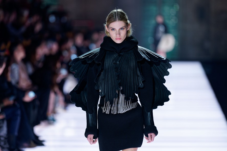 Louis Vuitton apresenta desfile deslumbrante no Palais de Papes em Avignon