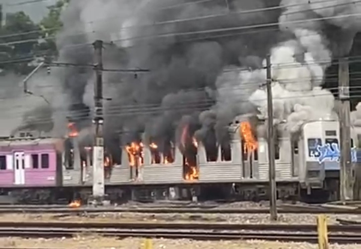 Trem antigo pega fogo em cemitério de trens na estação Japeri, na Baixada Fluminense