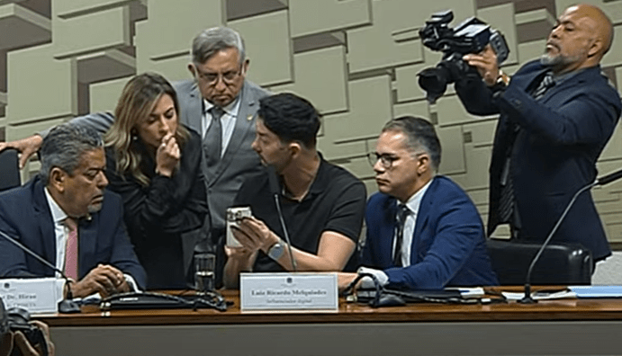 Influenciador digital Rico Melquíades aposta R$ 4 durante CPI das Bets, a pedido da senadora Soraya Thronicke, e ganha R$ 12 (Foto: Reprodução)