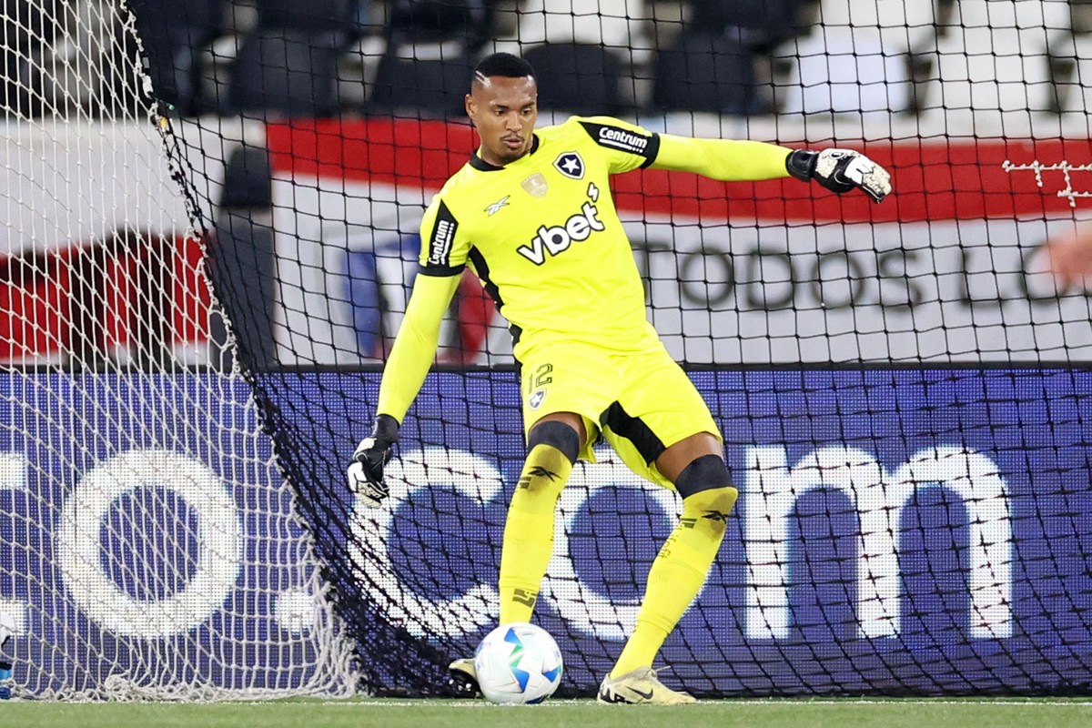 John planeja confronto com Neto e reafirma compromisso com o Botafogo
