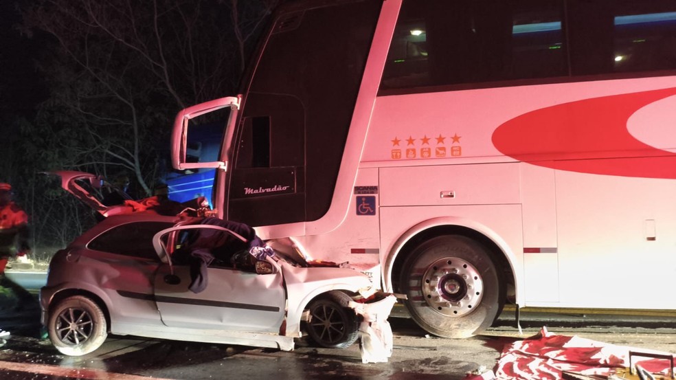 Cinco pessoas morrem em acidente entre carro e ônibus em Minas Gerais