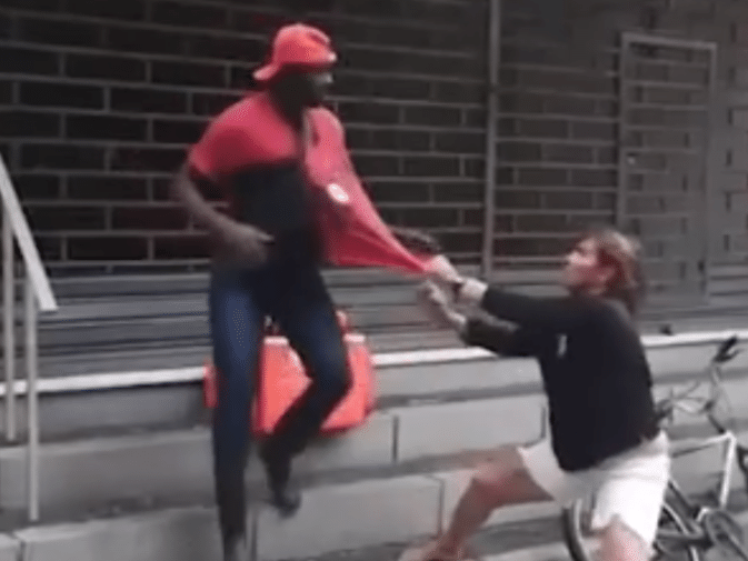 Ex-atleta é condenada por racismo após agredir entregador com coleira de cachorro