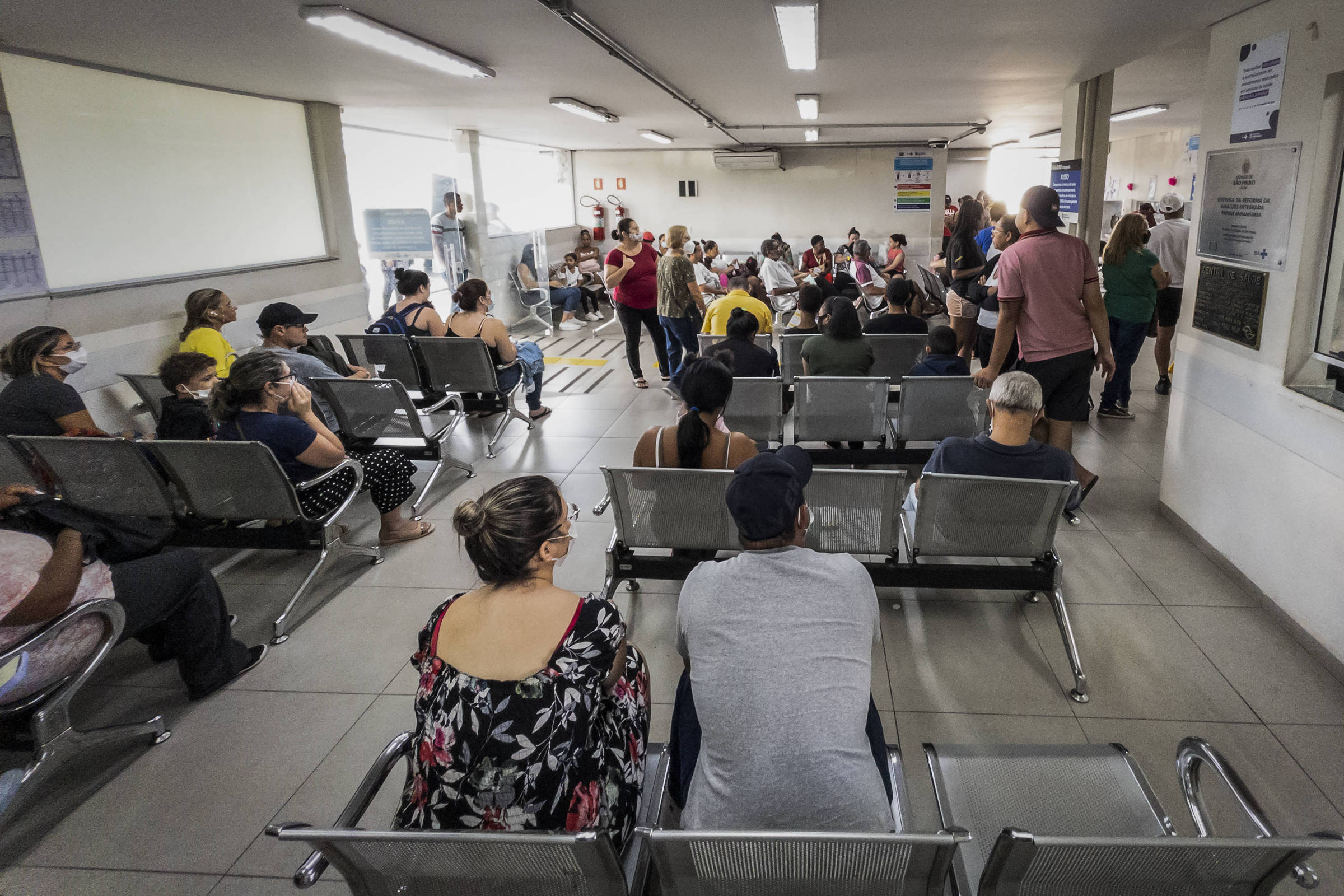Pacientes aguardam atendimento na AMA/UBS Parque Anhanguera, na zona norte de São Paulo (Foto: Bruno Santos - 4.abr.2024/Folhapress)