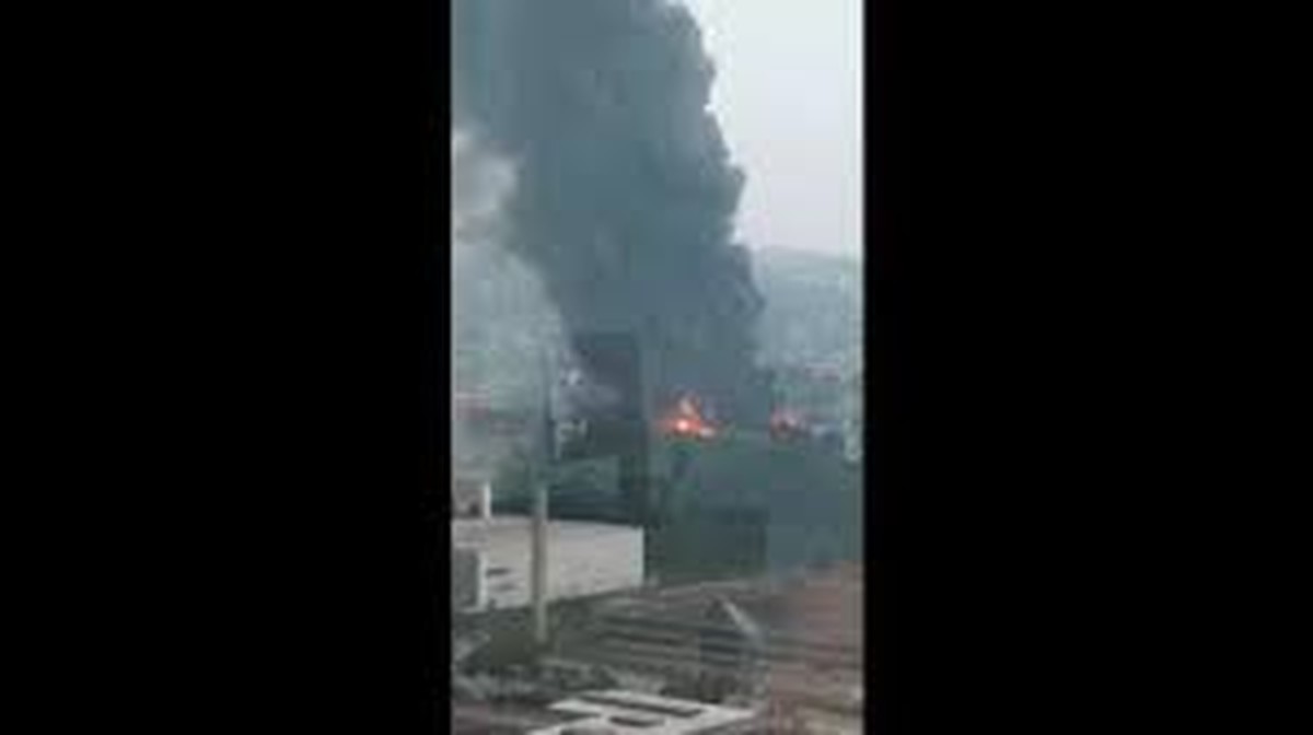 Incêndio atinge galpões comerciais e causa destruição em Barueri, SP