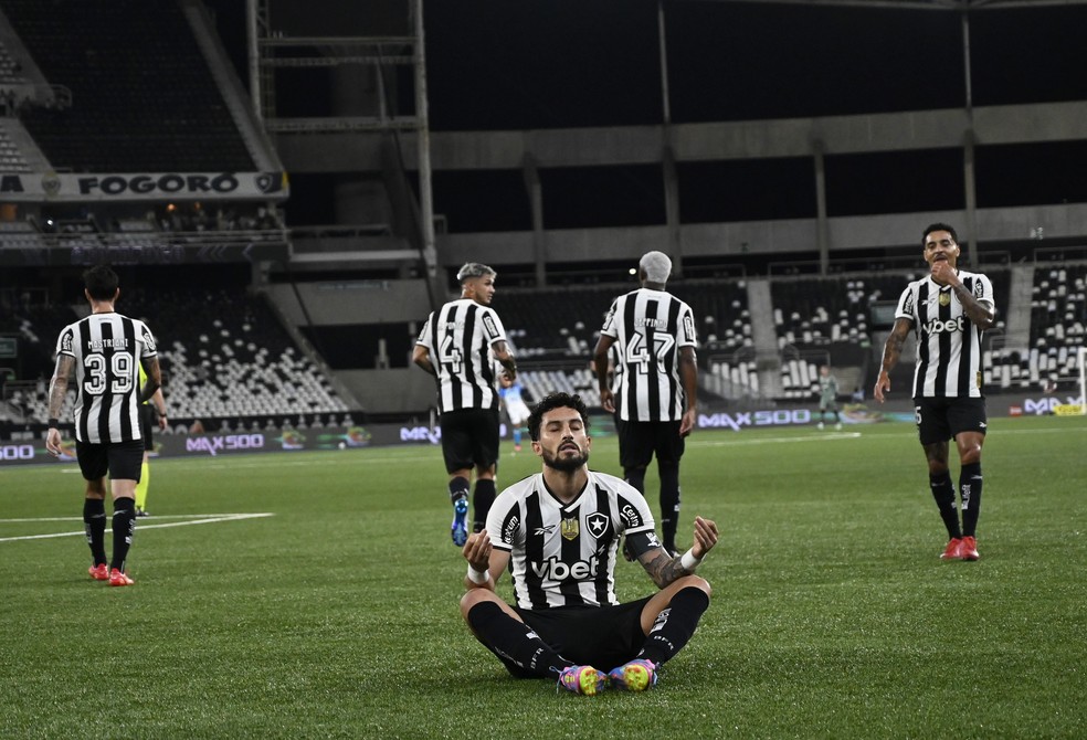 Alex Telles marca após cinco meses e celebra saúde mental em vitória do Botafogo