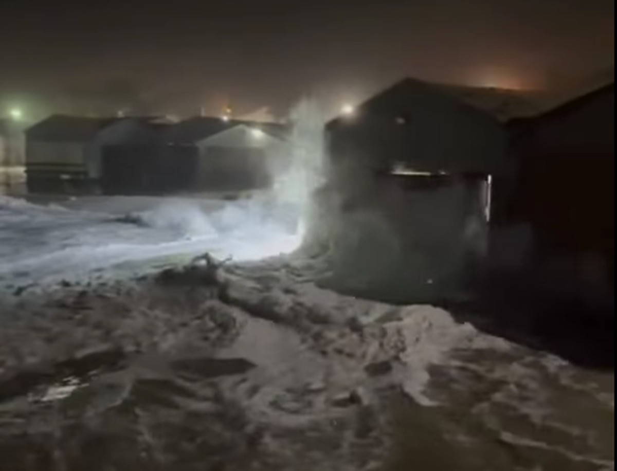 Ciclone extratropical provoca ressaca intensa no litoral brasileiro; veja vídeos