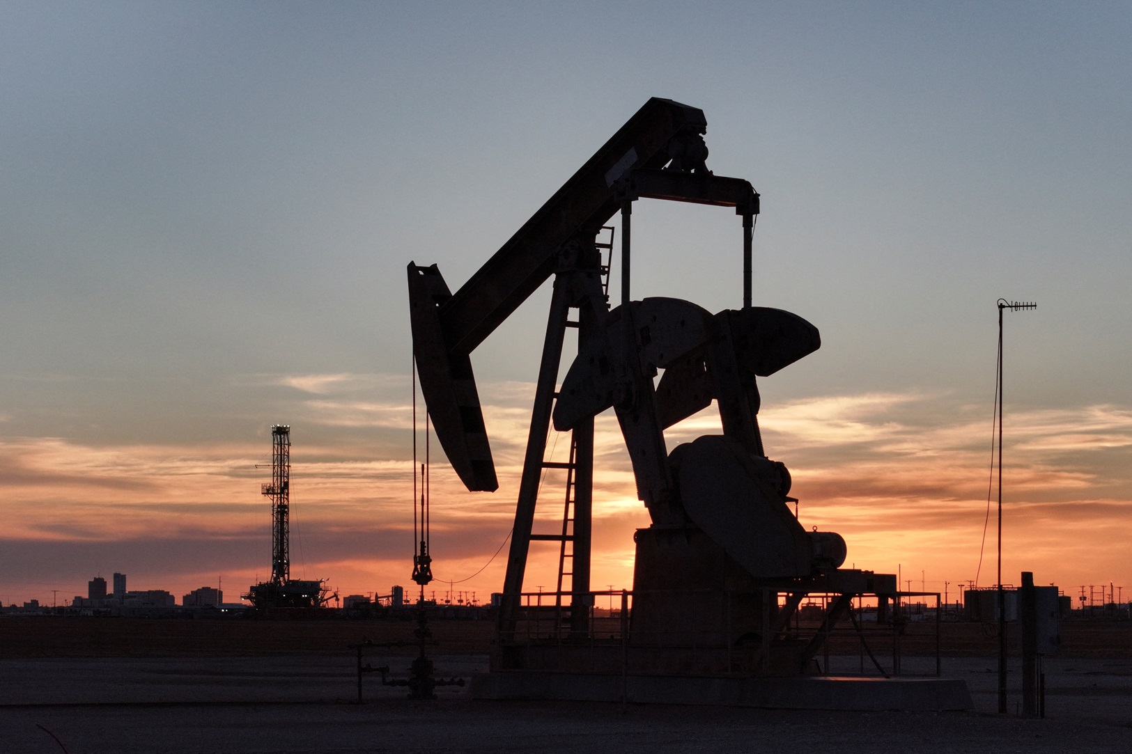 Petróleo tem queda com tarifas de Trump e aumento da oferta da Opep