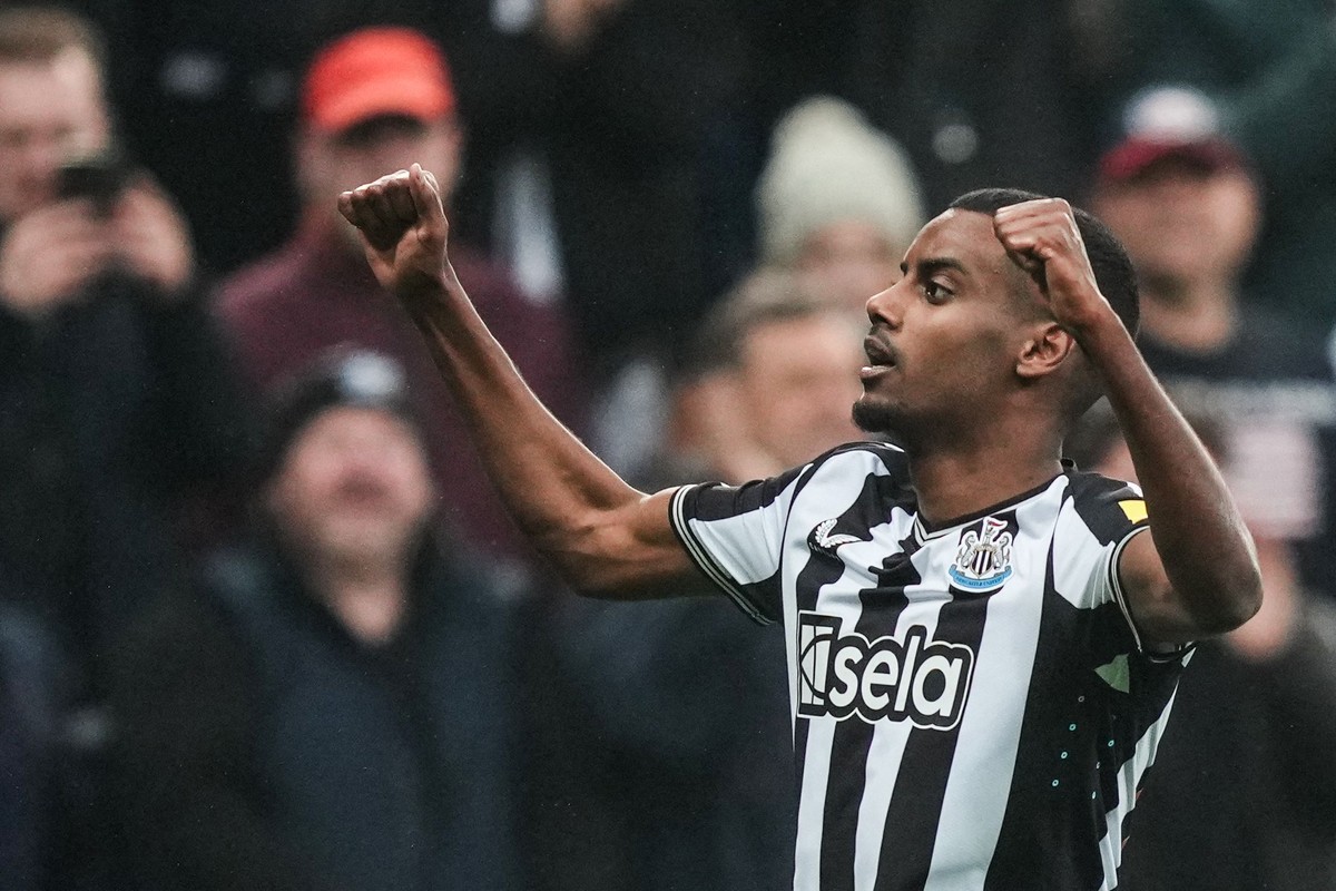 Isak se manifesta e não viaja com o Newcastle para a pré-temporada