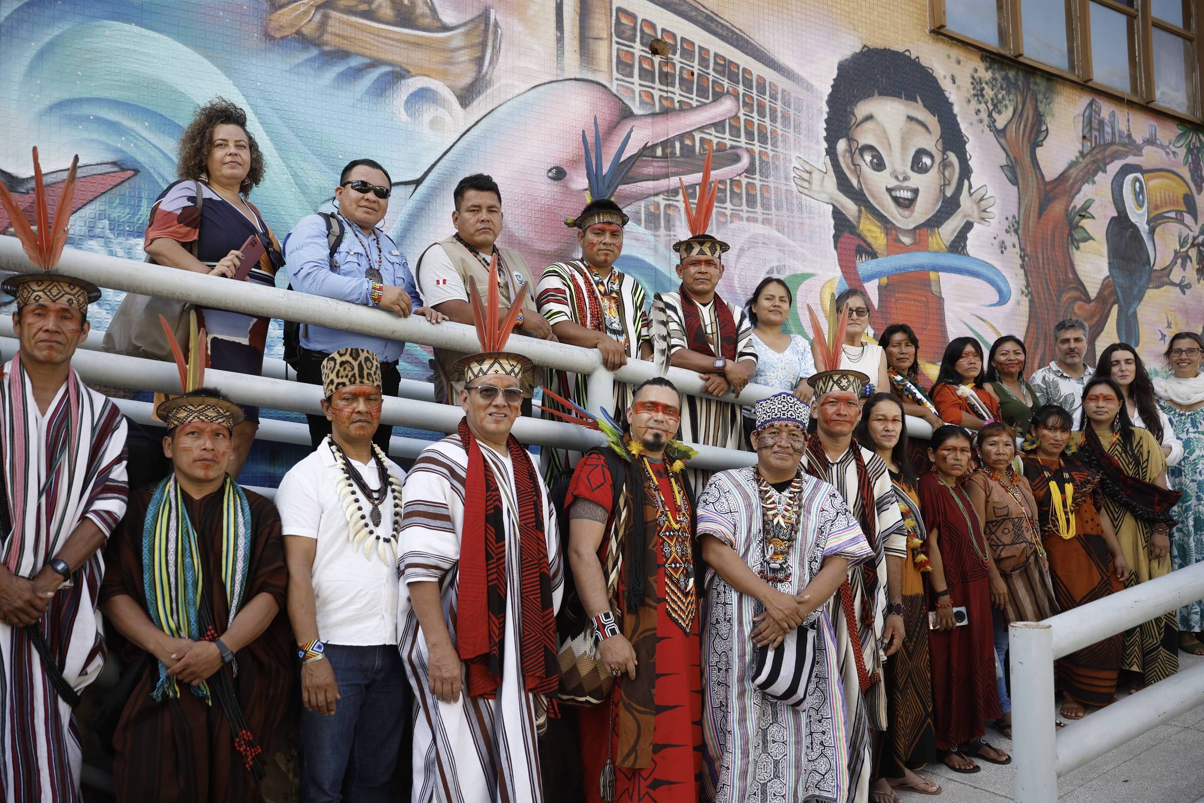 Representantes da Comissão Transfronteiriça do Alto Juruá/Yurúa/Alto Tamaya (Brasil-Peru) em frente à sede da Organização do Tratado de Cooperação Amazônica (OTCA), em Brasília (Foto: Pedro Ladeira - 03.abr.2025/Folhapress)