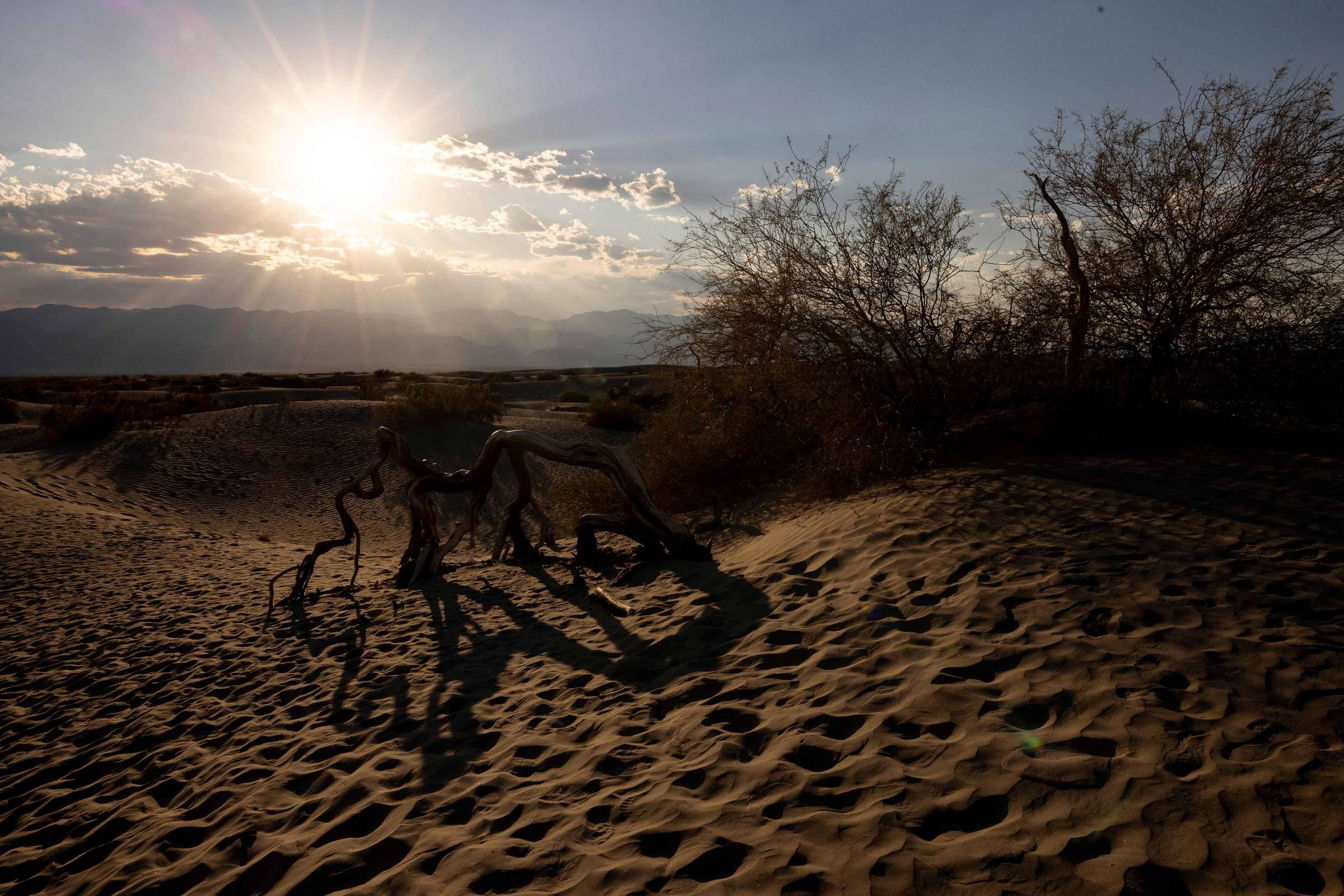 Pôr do sol nas dunas de Mesquite Flat, no Parque Nacional do Vale da Morte, próximo a Furnace Creek, durante onda de calor no sul da Califórnia, em 7 de julho de 2024. (Foto: Etienne Laurent/AFP)