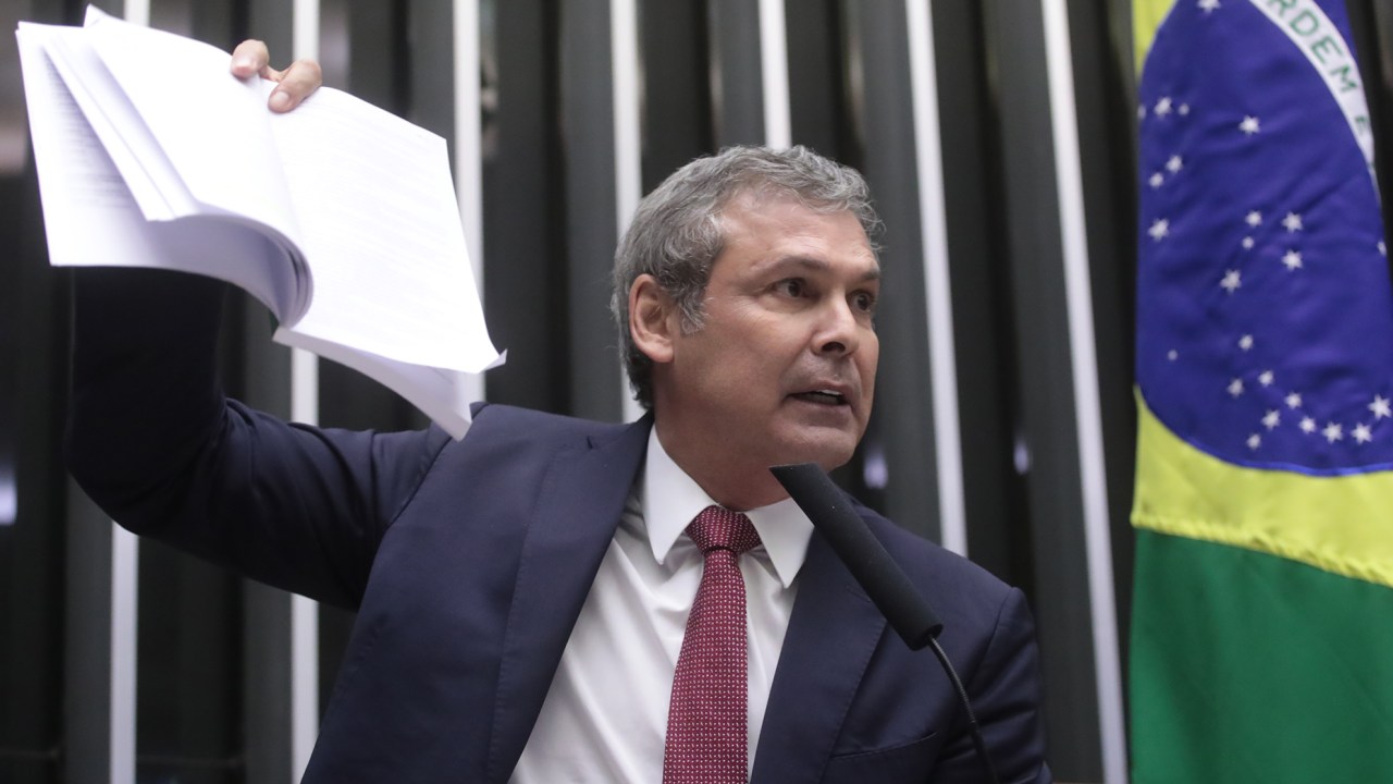 Lindbergh apresenta moção de repúdio a Donald Trump na Câmara dos Deputados