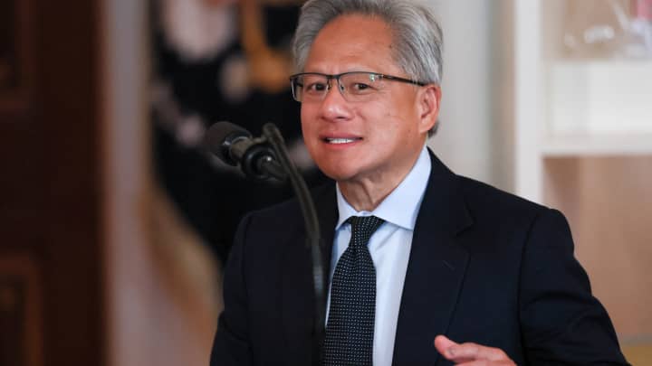 Jensen Huang, CEO da NVIDIA, participa de um evento 'Investindo na América' realizado pelo presidente dos Estados Unidos, Donald Trump, em Washington, D.C., em 30 de abril de 2025. (Foto: Leah Millis | Reuters)