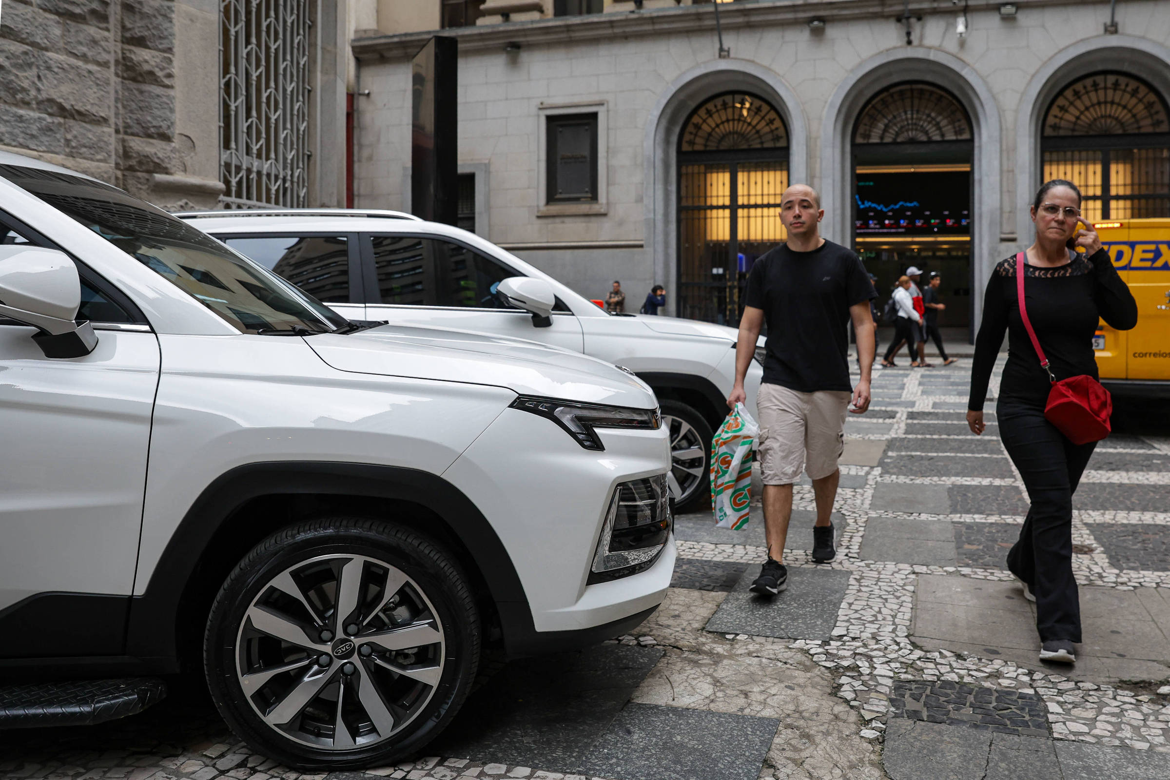 Calçadões do centro de SP viram estacionamento devido à falta de fiscalização