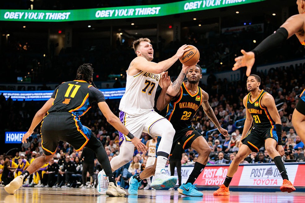 Doncic tem atuação de gala contra o Oklahoma City Thunder (Foto: William Purnell/Getty Images)