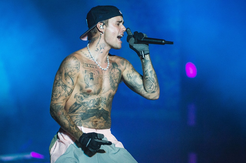 Justin Bieber fez uma rara aparição no palco com SZA durante seu show no SoFi Stadium em Inglewood, Califórnia, no dia 23 de maio. (Foto: Angela Weiss/AFP)