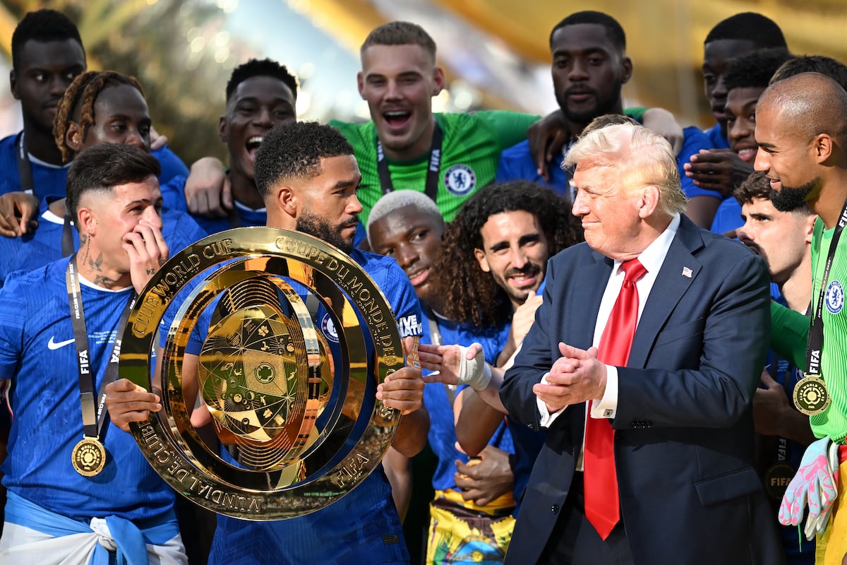 Trump leva troféu do Mundial de Clubes após aparecer em foto dos campeões