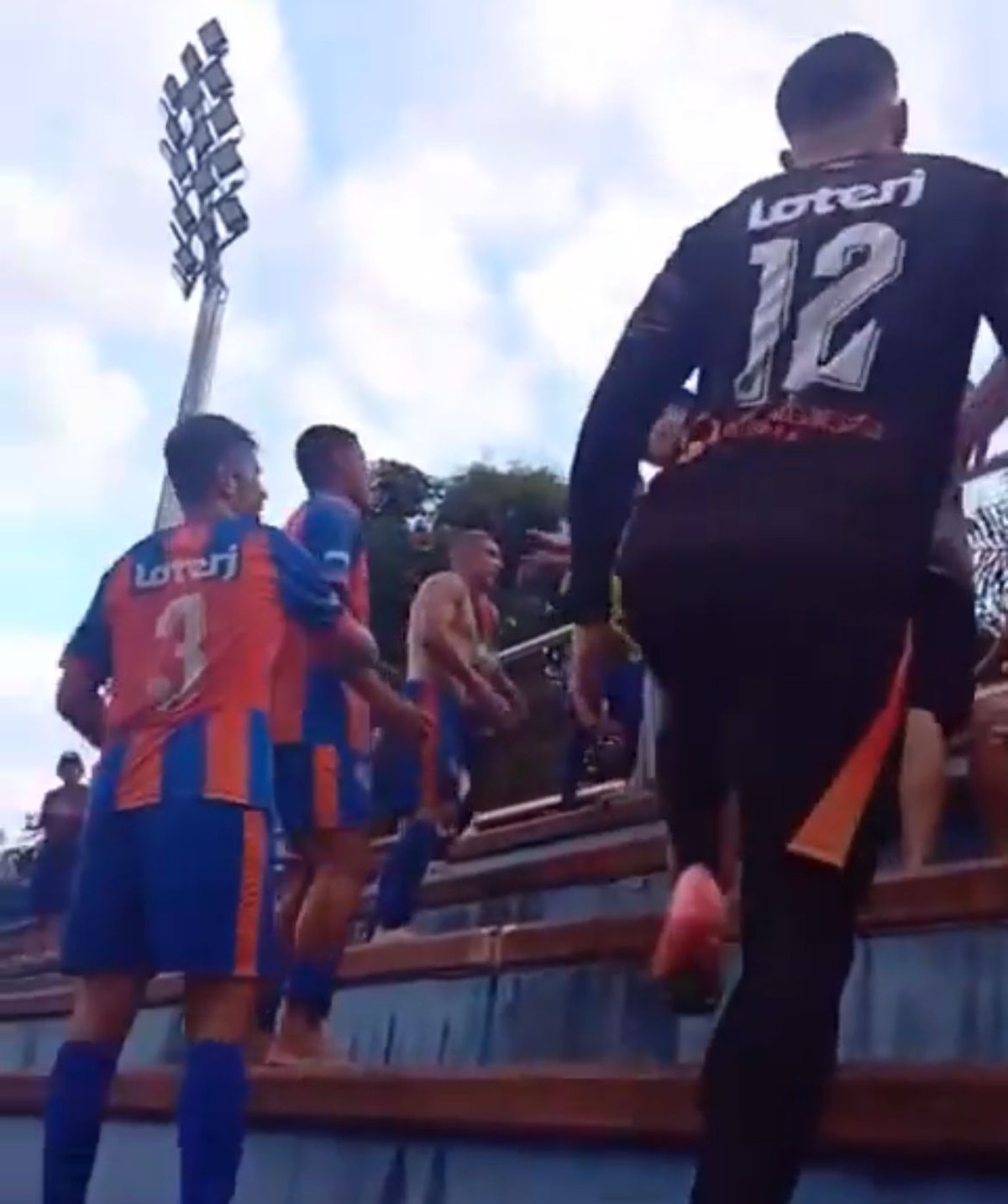 Jogadores do Duque de Caxias se envolvem em briga com torcedores após rebaixamento