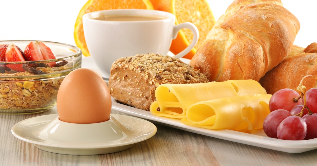 Nossas escolhas no café da manhã interferem na alimentação no resto do dia e também fazem a diferença para a saúde. (Foto: monticellllo/Adobe Stock)
