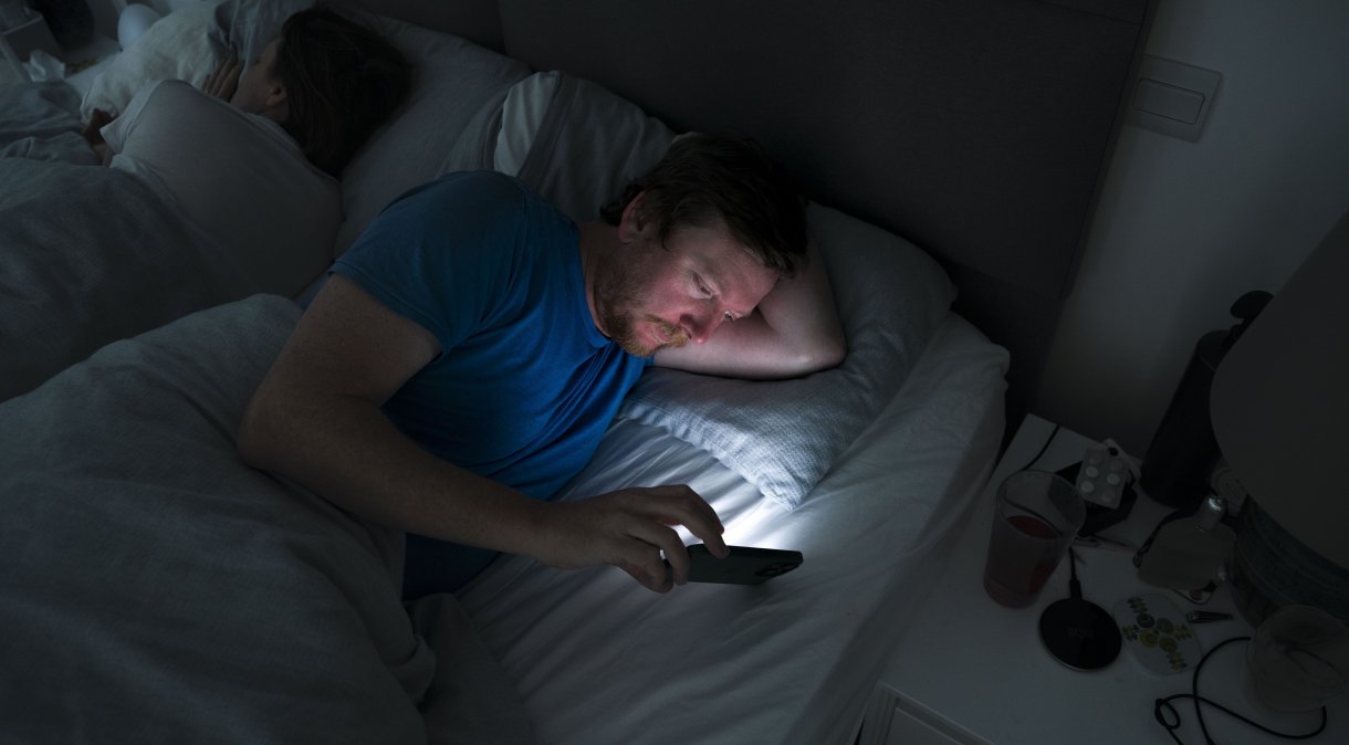 Mexer no celular antes de dormir pode aumentar o risco de insônia, mostra estudo (Foto: Justin Paget/GettyImages)