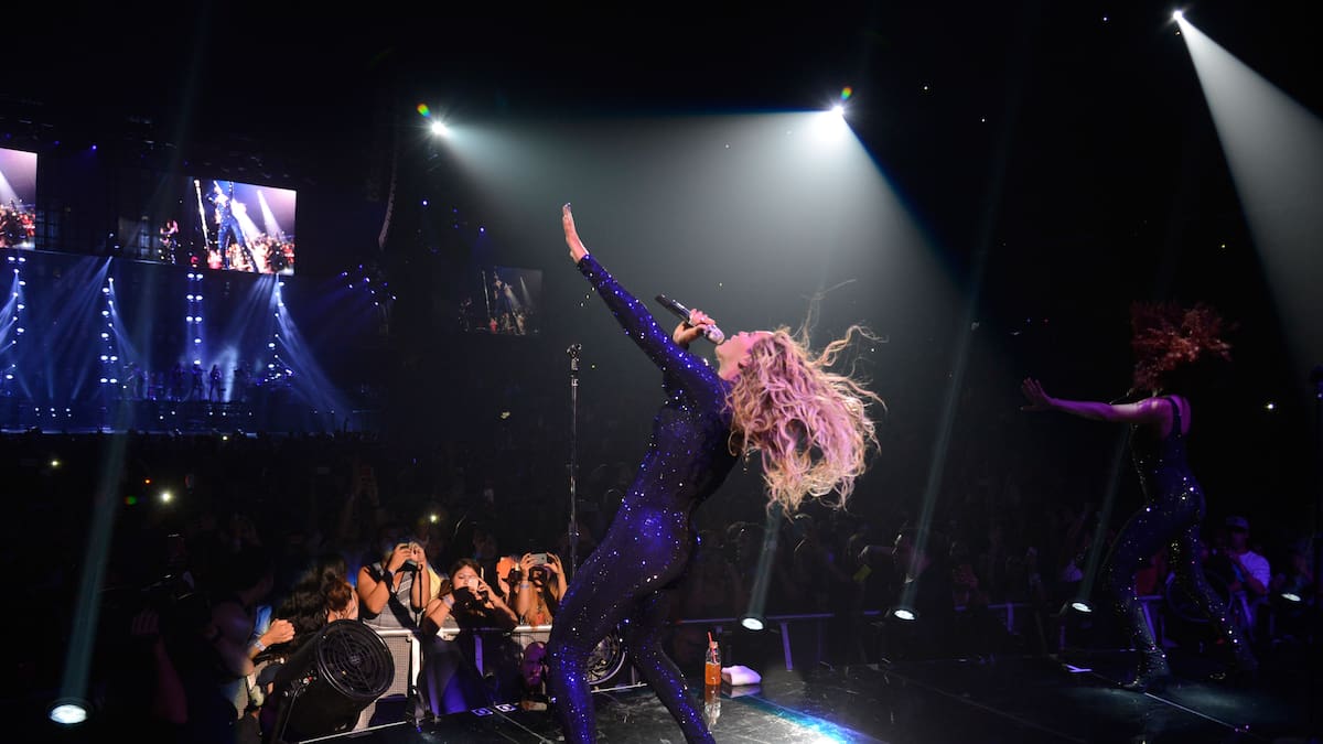 Beyoncé enfrenta momentos de tensão ao ser surpreendida por ventilador potente