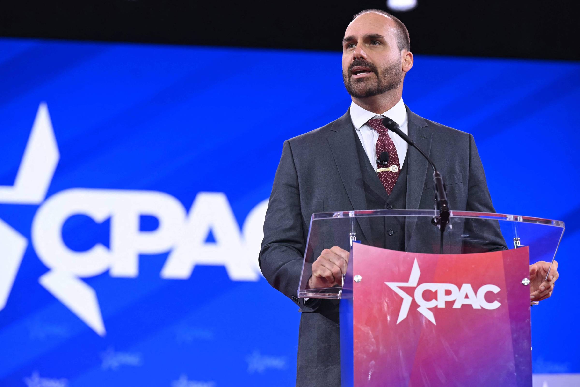 Eduardo Bolsonaro encerra trajetória política e se afasta do cenário nacional