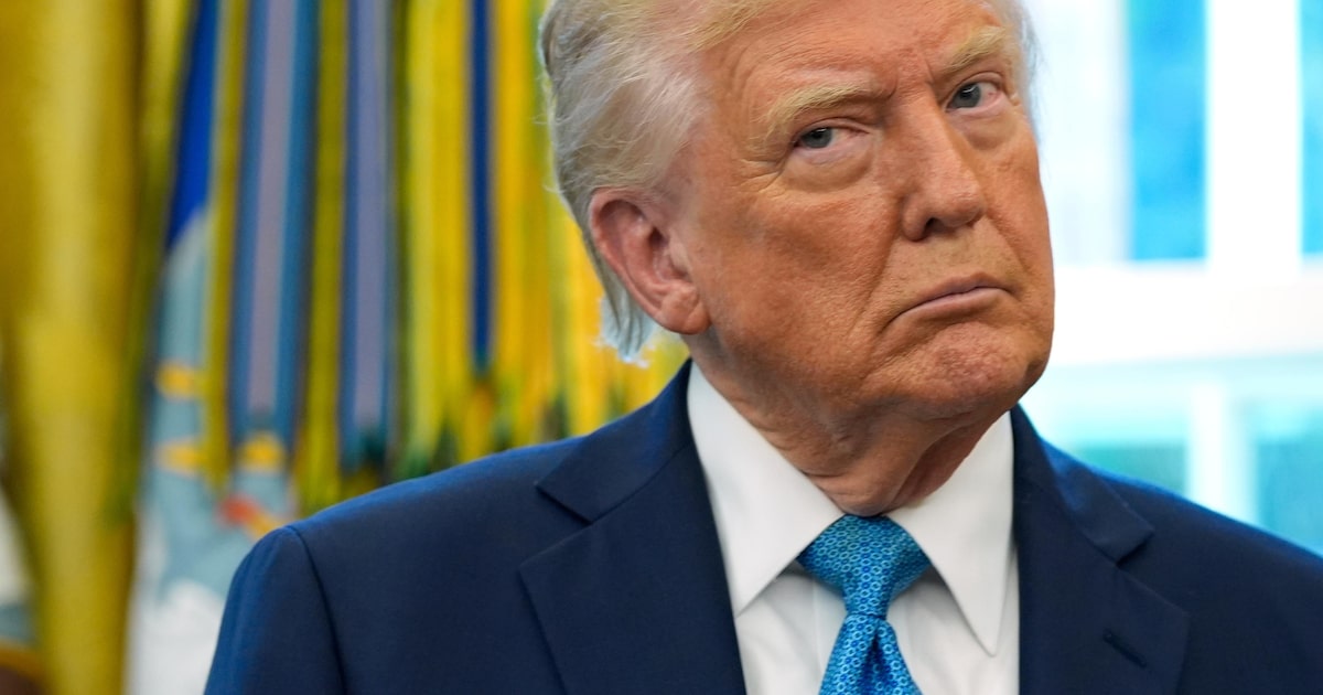Presidente americano Donald Trump em cerimônia no Salão Oval. Brigas internas que marcaram o primeiro mandato ressurgem na segunda passagem pela Casa Branca. (Foto: Alex Brandon/Associated Press)