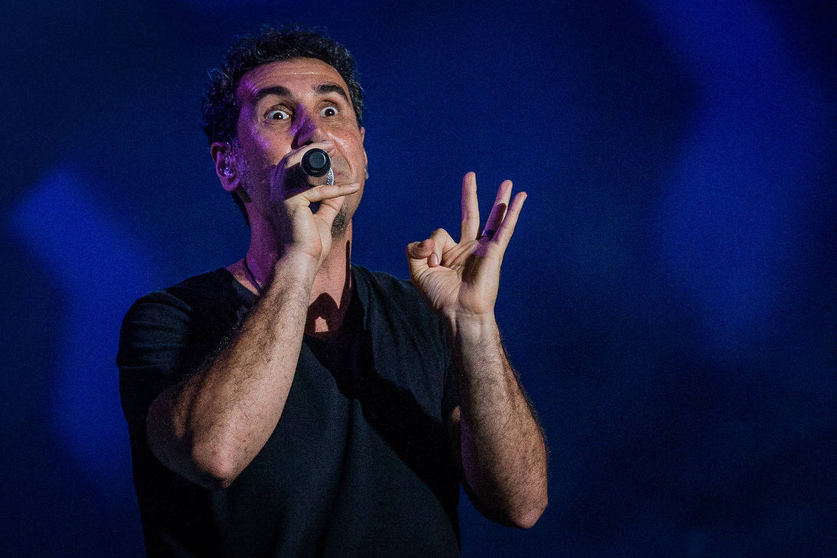 Show da banda System of a Down, no palco Mundo, durante o primeiro dia do segundo final de semana do festival Rock in Rio, em 2015 (Foto: Eduardo Anizelli/Folhapress)