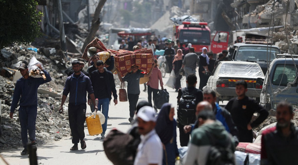 Palestinos fogem após Israel emitir ordem de retirada na Cidade de Gaza (Foto: REUTERS/Mahmoud Issa)