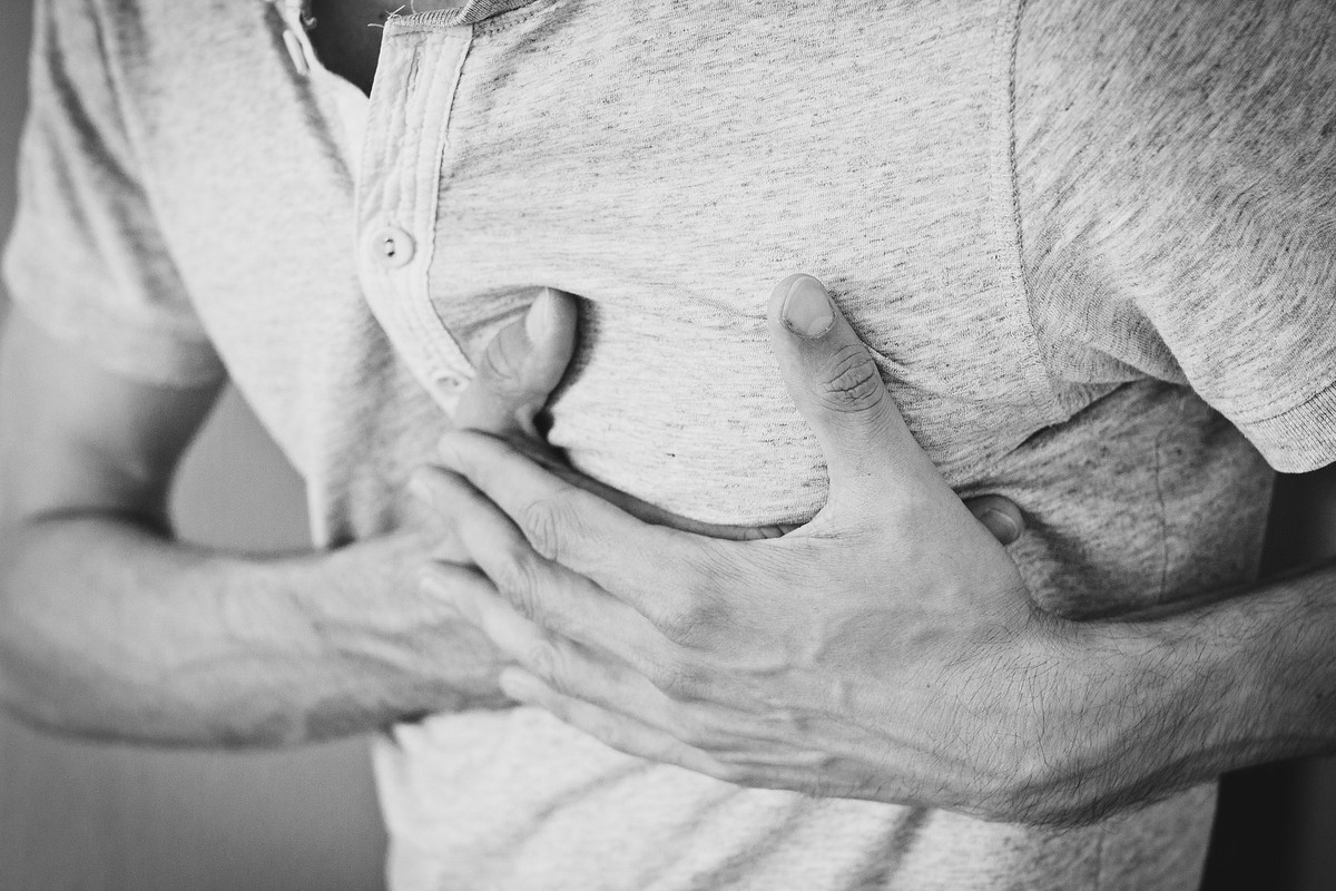 Cardiologista alerta sobre sintoma desconhecido após sofrer infarto