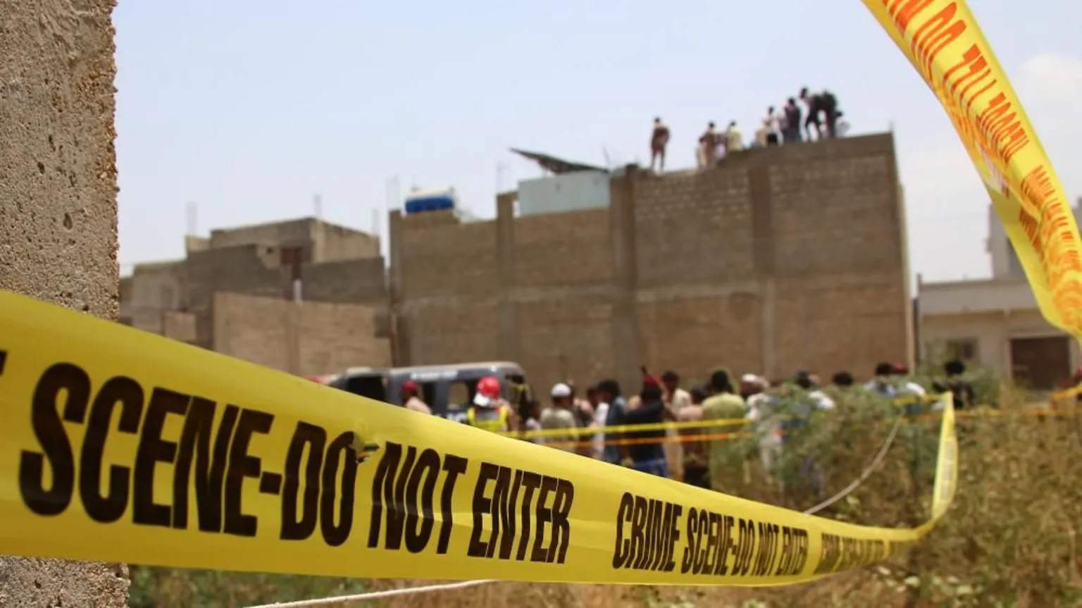 Pakistani security officials inspect the site of an alleged Indian drone strike in Karachi (Foto: EPA)