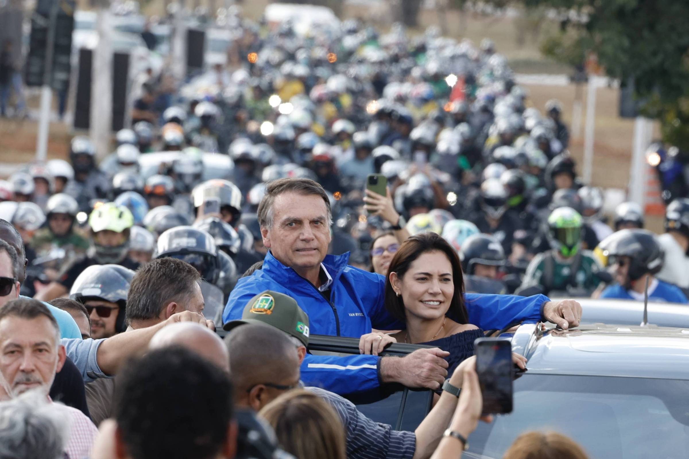 Bolsonaro lidera motociata em Brasília, mas não faz discurso durante ato de apoio
