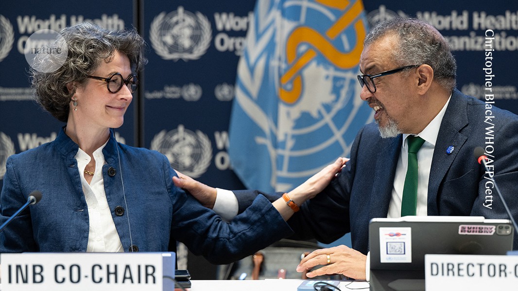 Anne-Claire Amprou, co-presidente das negociações do tratado sobre pandemias, com o diretor-geral da Organização Mundial da Saúde, Tedros Adhanom Gebreyesus, ao final das negociações. (Foto: Christopher Black/WHO/AFP/Getty)